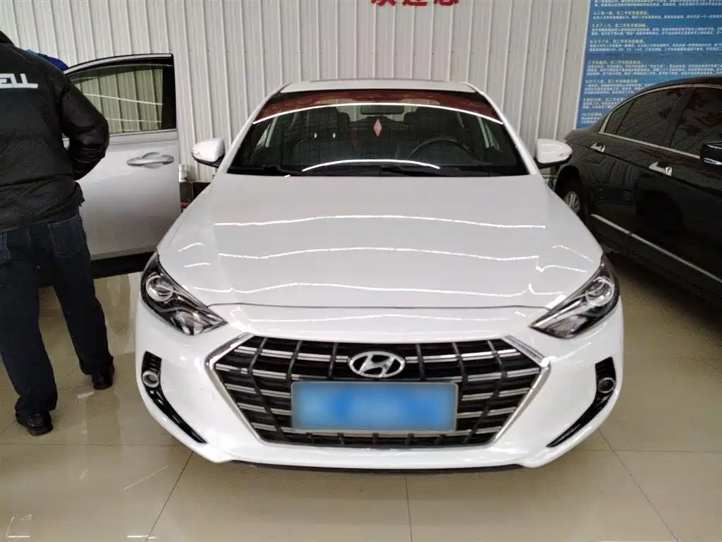 Elantra 1.4 T DCT Dynamic Shine · Active