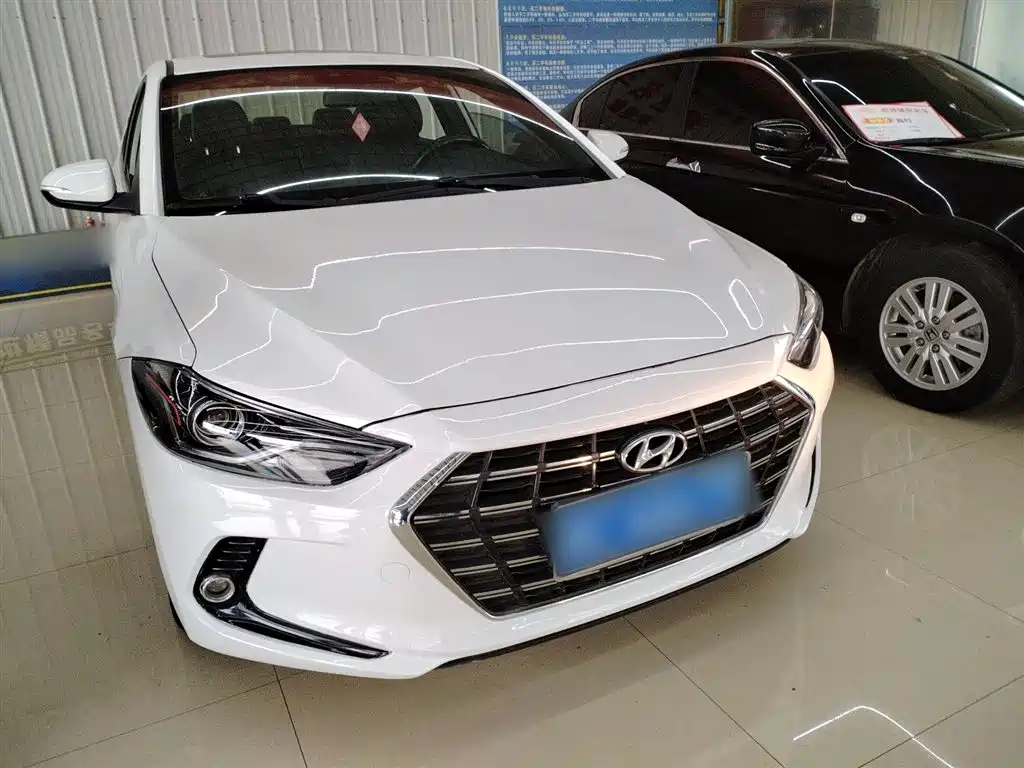 Elantra 1.4 T DCT Dynamic Shine · Active
