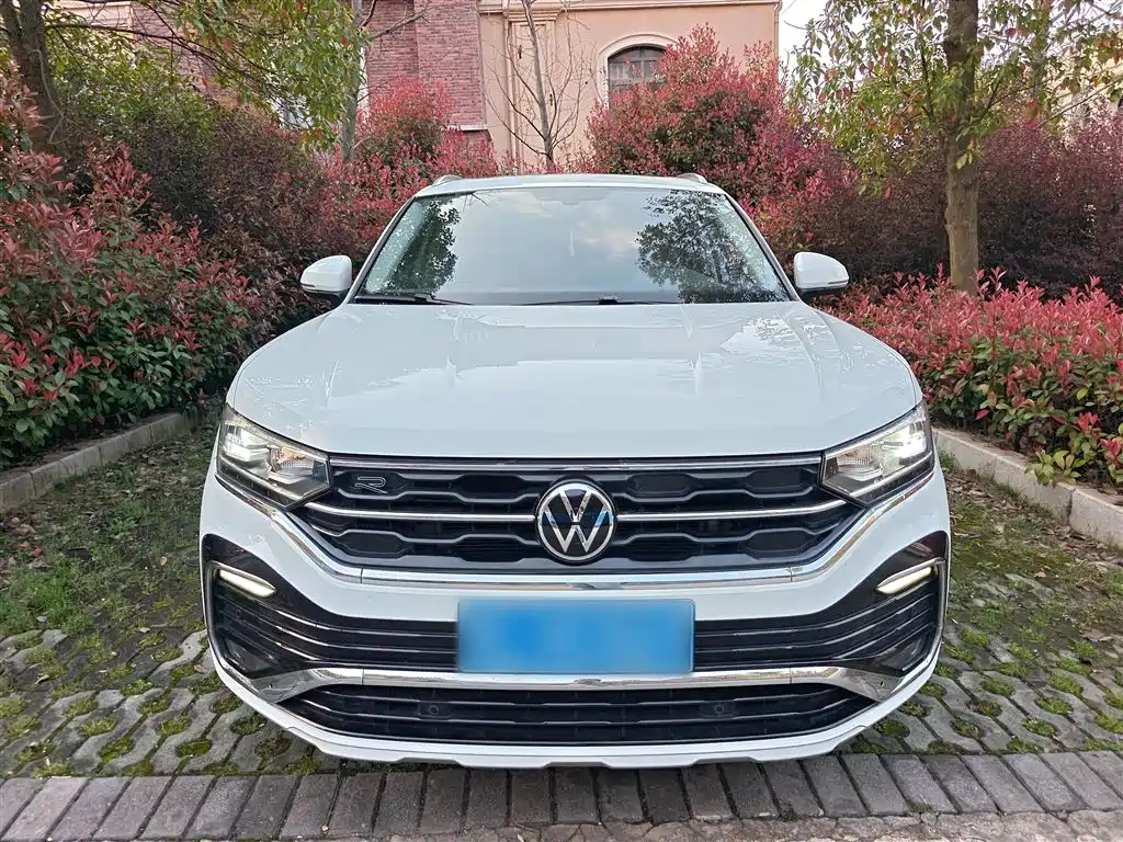 Tayron X 330 TSI 2 WD Distinguished Connected