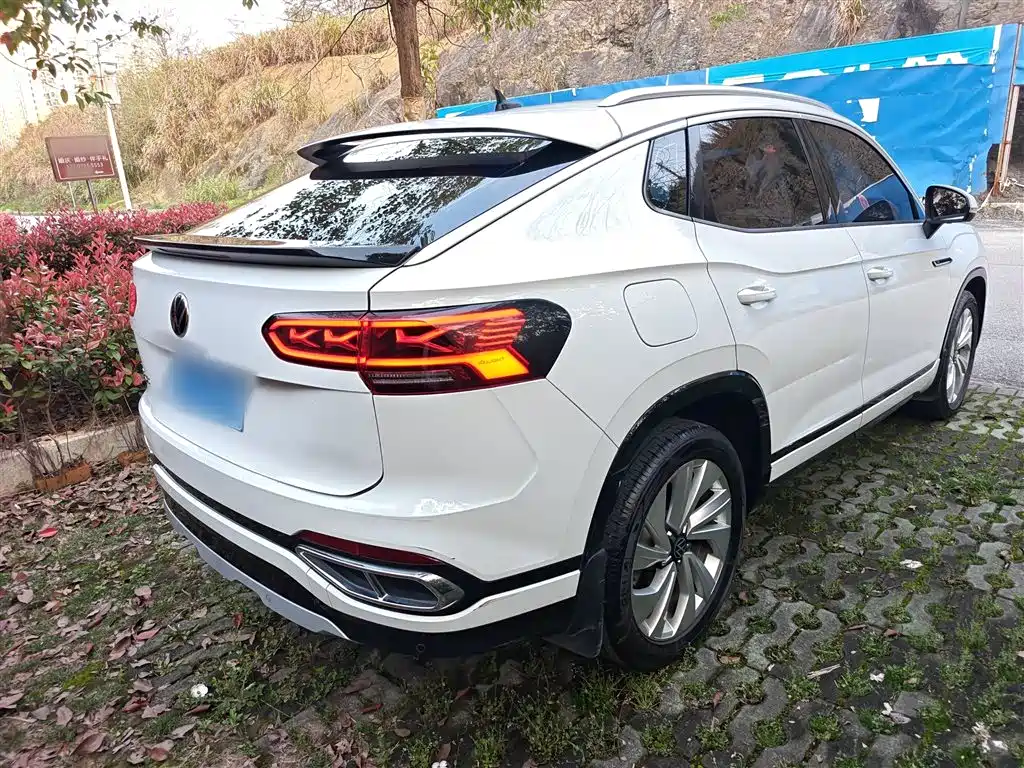 Tayron X 330 TSI 2 WD Distinguished Connected