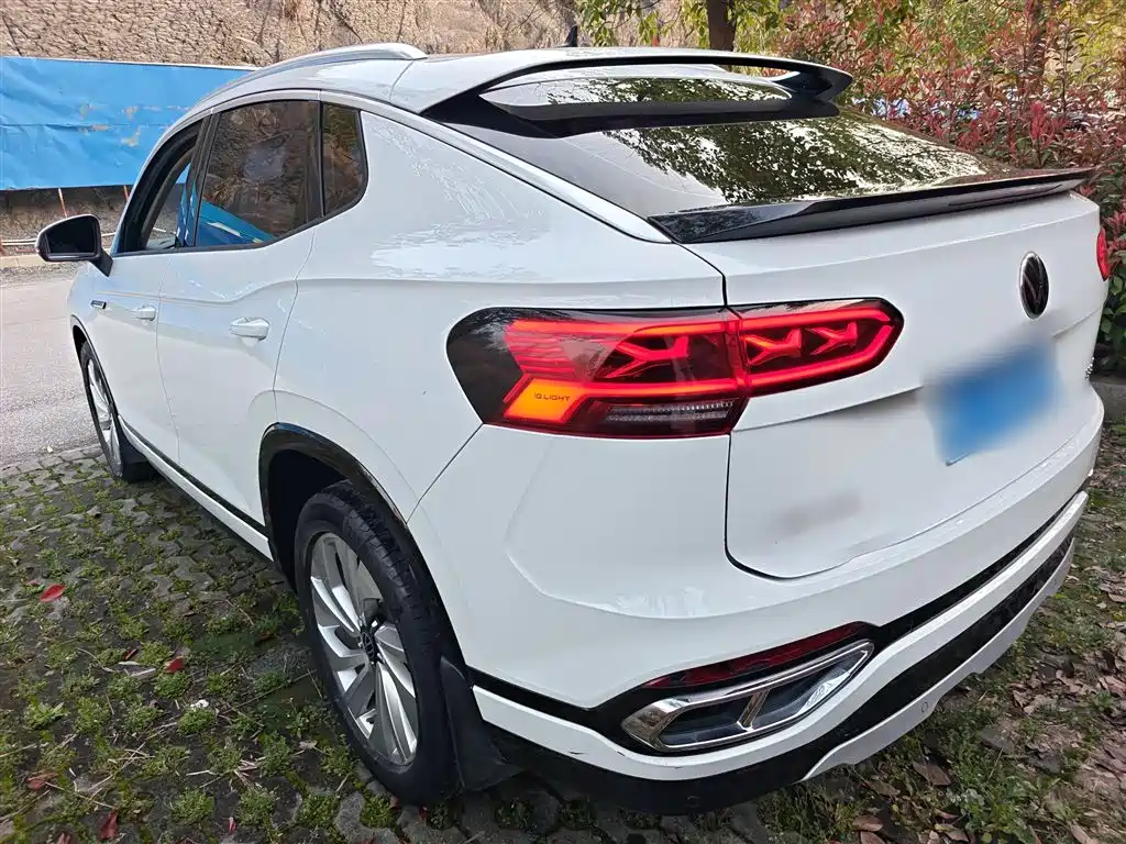 Tayron X 330 TSI 2 WD Distinguished Connected