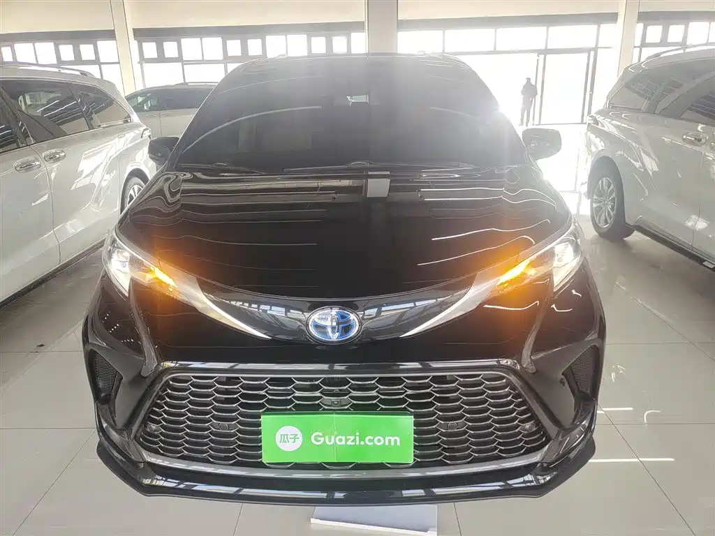 Granvia 2.5 L Hybrid Distinguished PLUS