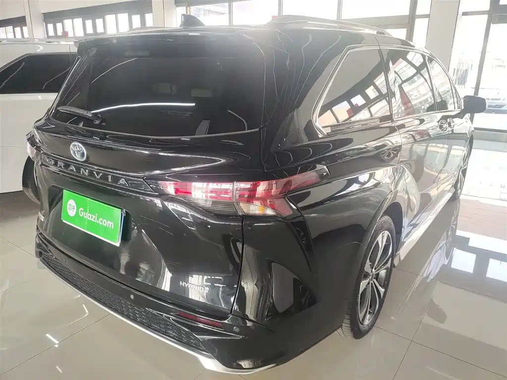 Granvia 2.5 L Hybrid Distinguished PLUS