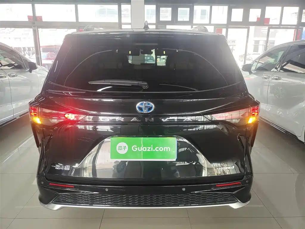 Granvia 2.5 L Hybrid Distinguished PLUS