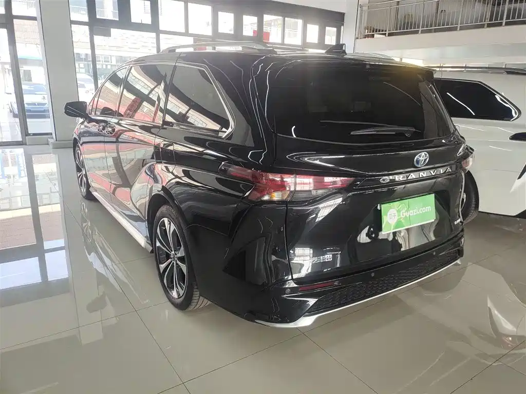 Granvia 2.5 L Hybrid Distinguished PLUS