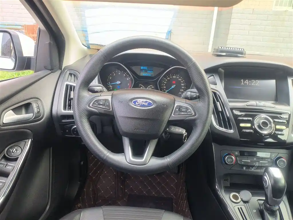Focus Hatchback 1.6 L Auto Style Smart Travel