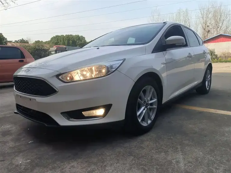 Ford Focus Hatchback 1.6 L Auto Style Smart Travel