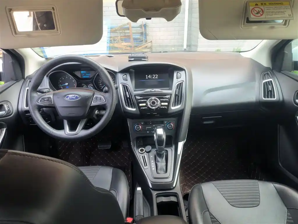 Focus Hatchback 1.6 L Auto Style Smart Travel