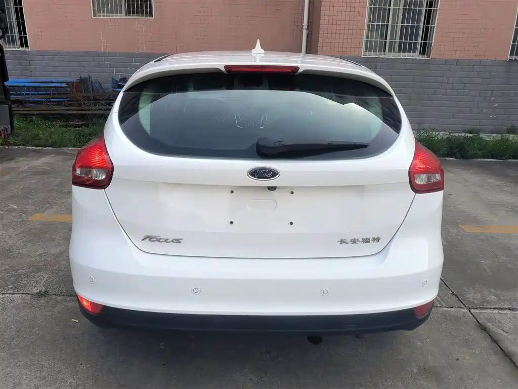 Focus Hatchback 1.6 L Auto Style Smart Travel