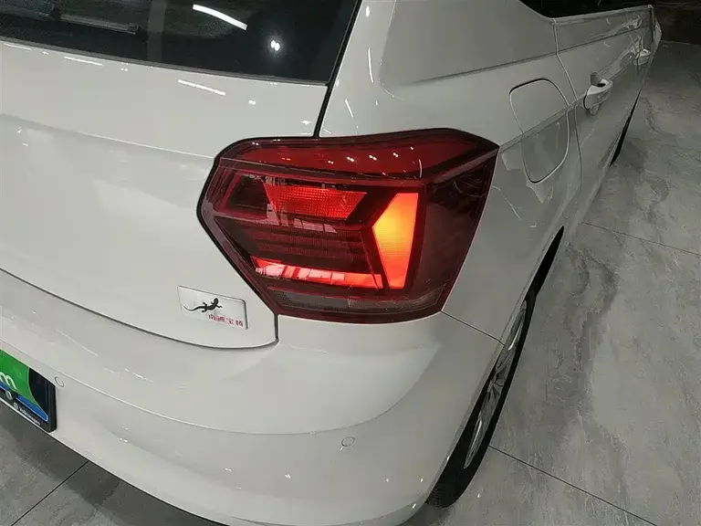 Volkswagen Polo Plus 1.5 L Auto Colorful Tech