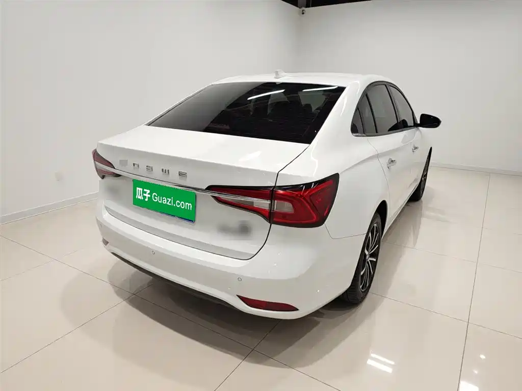 Roewe i5 1.5 L Auto 4 G Connected Leading Luxury Flagship