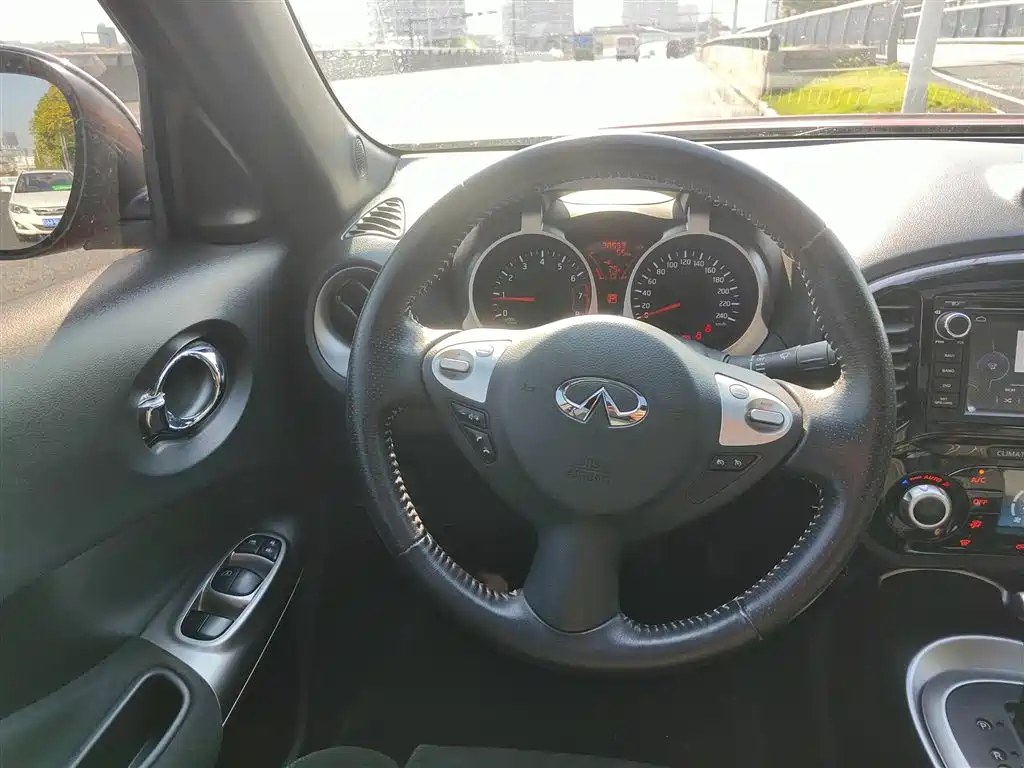 Infiniti ESQ 1.6 L Personality
