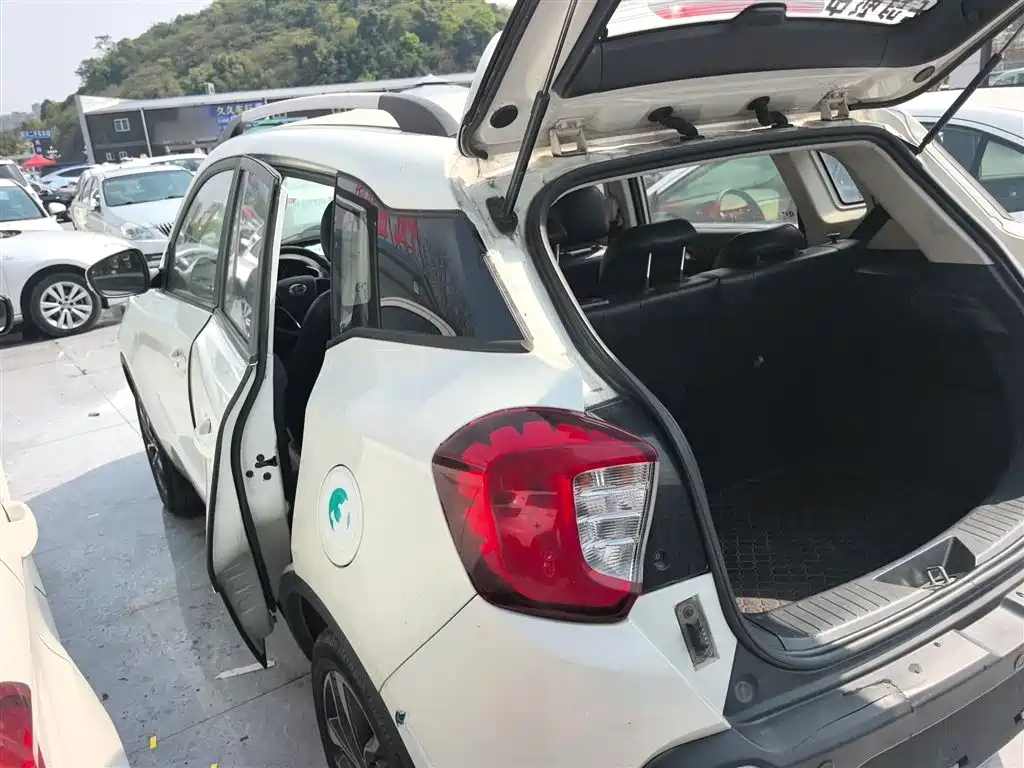 BAIC Changhe Q35 1.5 L Manual Dazzle Smart