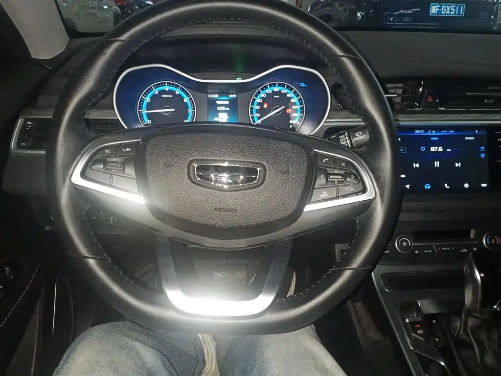 Emgrand Commander 1.5 L CVT Luxury CN-VI