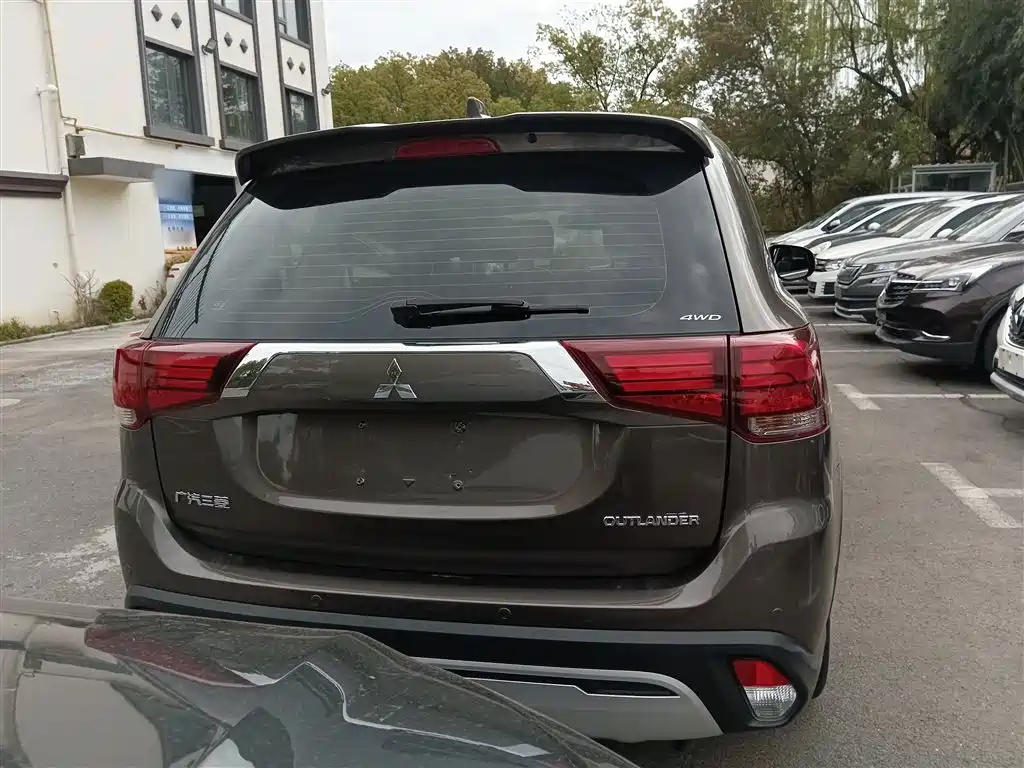 Outlander 2.4 L 4 WD Enjoyment 7-seat CN-V