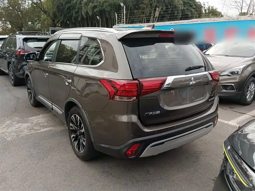 Outlander 2.4 L 4 WD Enjoyment 7-seat CN-V