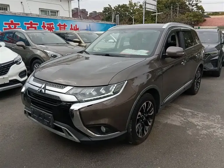 Mitsubishi Outlander 2.4 L 4 WD Enjoyment 7-seat CN-V