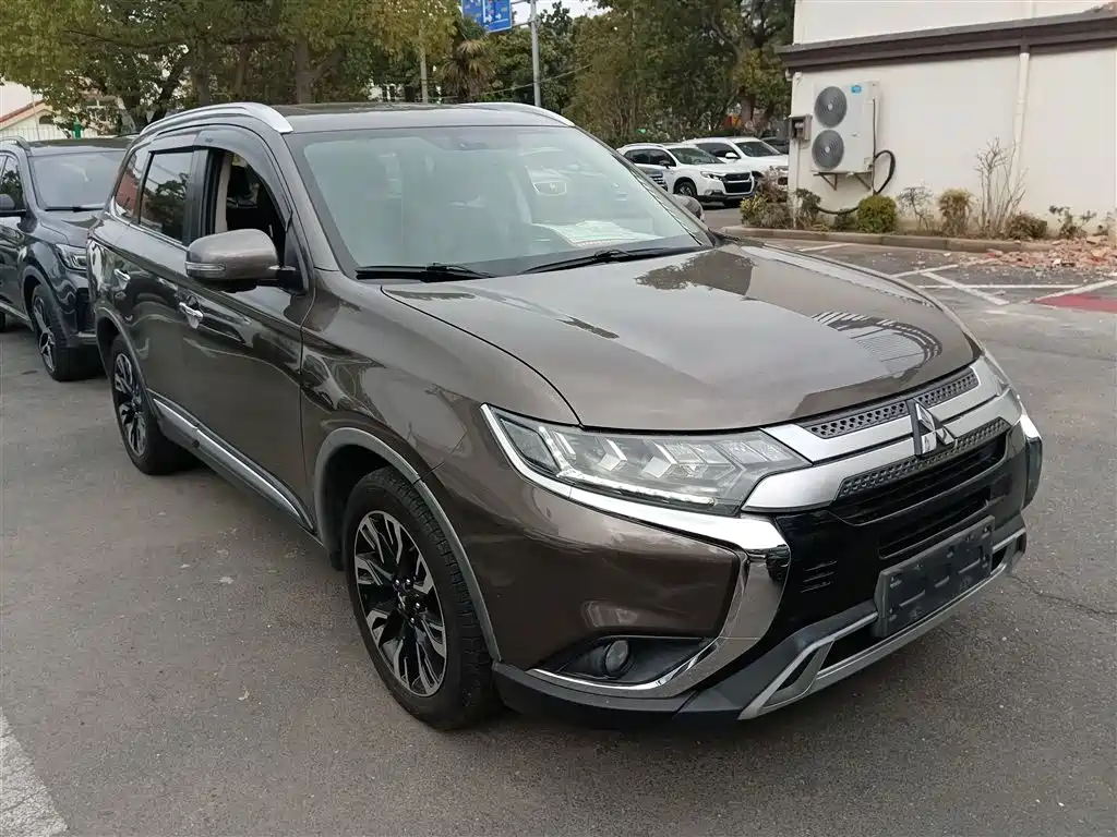 Outlander 2.4 L 4 WD Enjoyment 7-seat CN-V