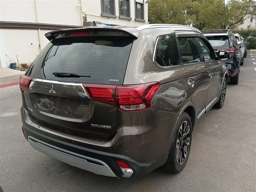 Outlander 2.4 L 4 WD Enjoyment 7-seat CN-V