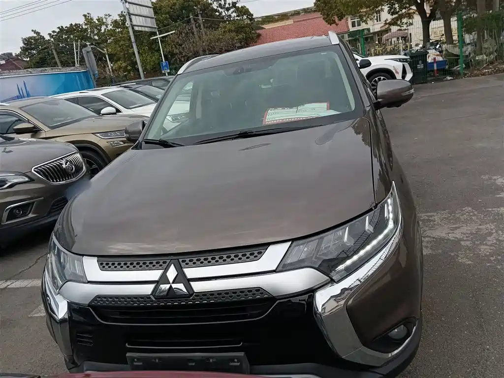 Outlander 2.4 L 4 WD Enjoyment 7-seat CN-V