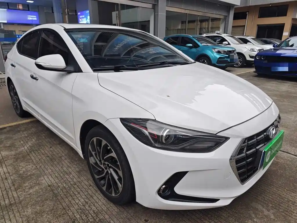 Elantra 1.5 L CVT Smart Dazzle · Elite