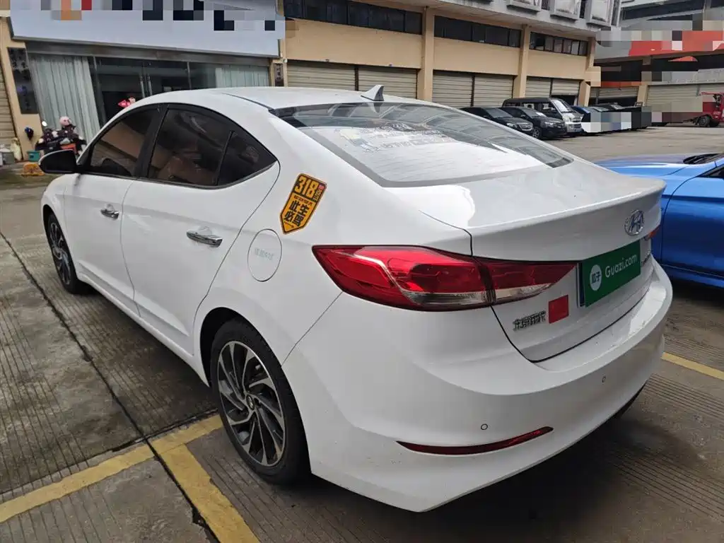 Elantra 1.5 L CVT Smart Dazzle · Elite