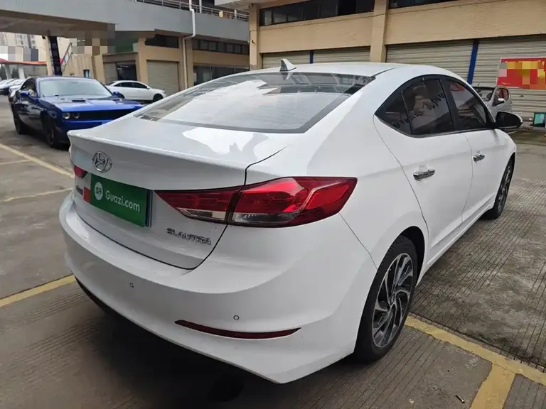 Hyundai Elantra 1.5 L CVT Smart Dazzle · Elite