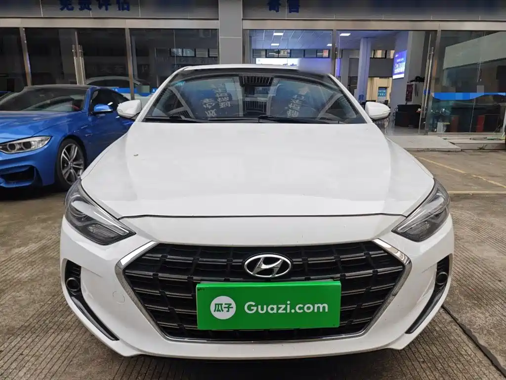 Elantra 1.5 L CVT Smart Dazzle · Elite