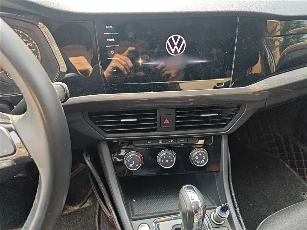 Bora 1.5 L Auto Elite Connected