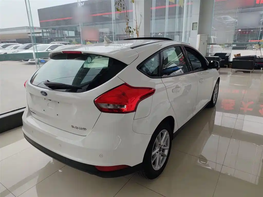 Focus Hatchback Classic 1.6 L Auto Style Smart Travel