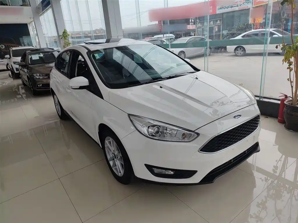 Focus Hatchback Classic 1.6 L Auto Style Smart Travel