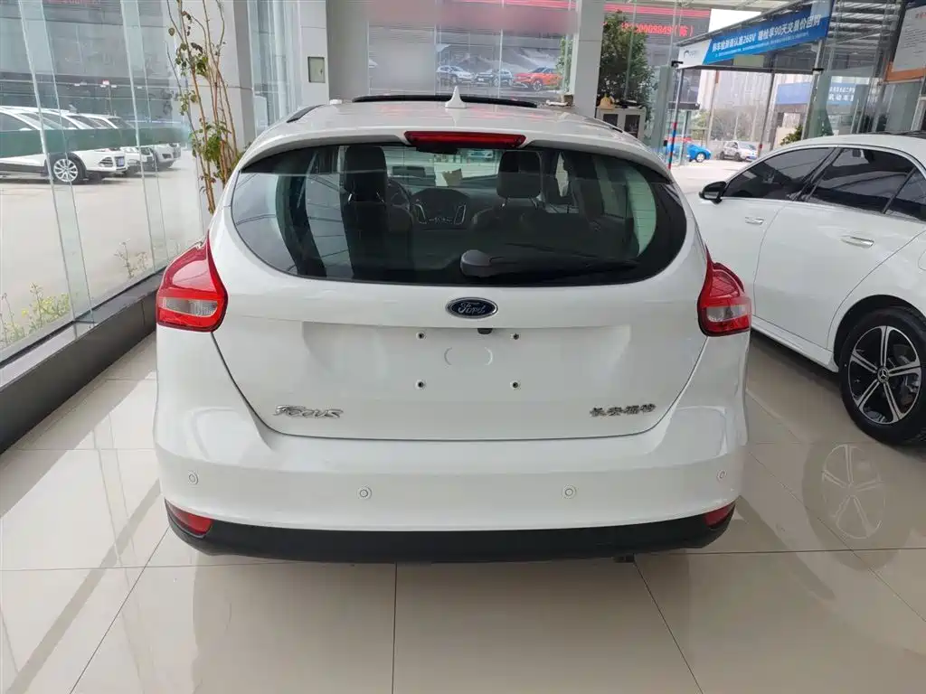 Focus Hatchback Classic 1.6 L Auto Style Smart Travel