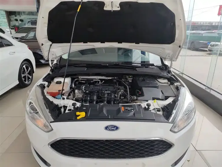 Ford Focus Hatchback Classic 1.6 L Auto Style Smart Travel