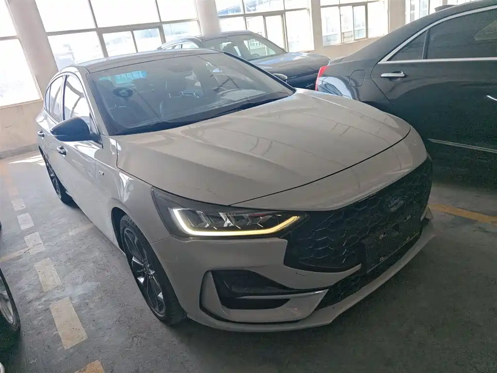 Focus Sedan EcoBoost 180 Auto ST Line