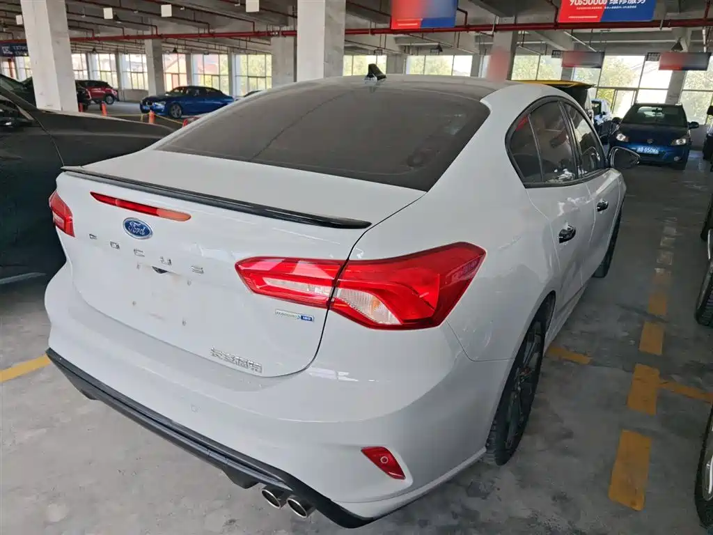 Focus Sedan EcoBoost 180 Auto ST Line