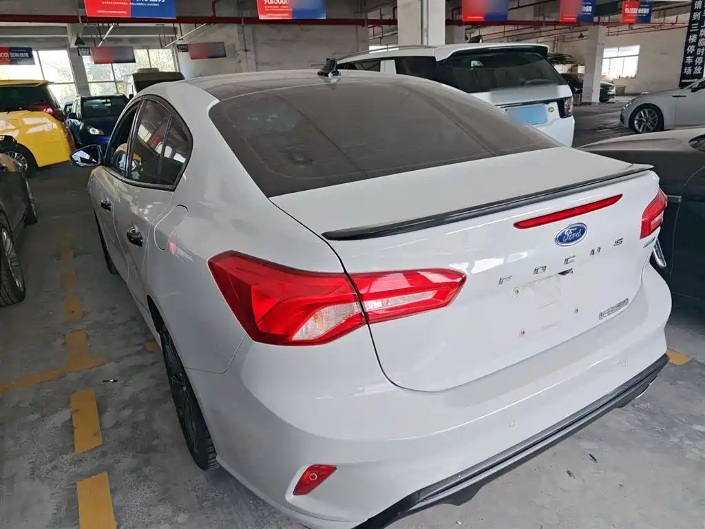 Focus Sedan EcoBoost 180 Auto ST Line