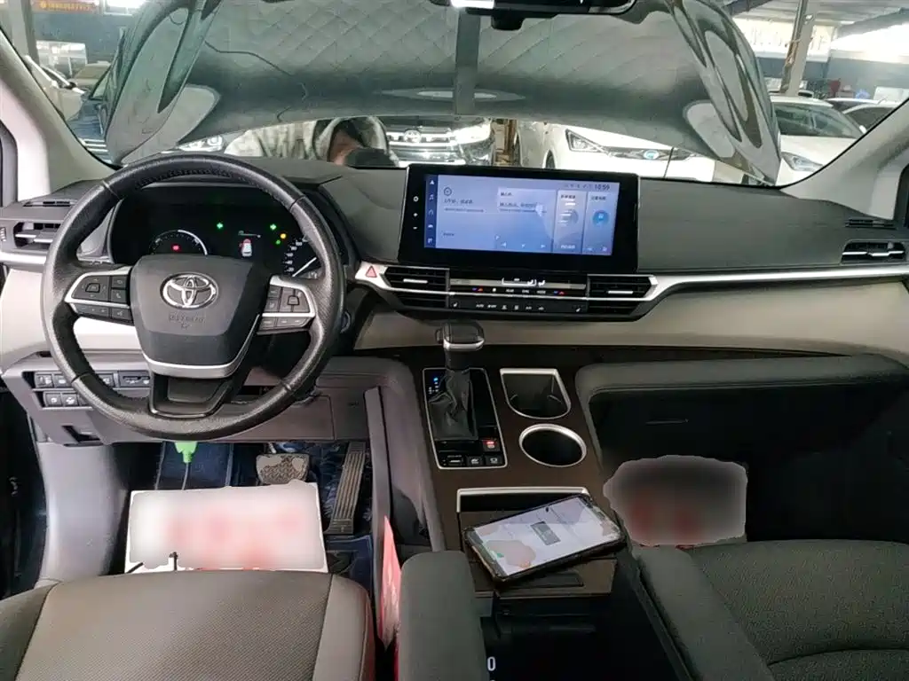 Granvia 2.5 L Hybrid Distinguished PLUS