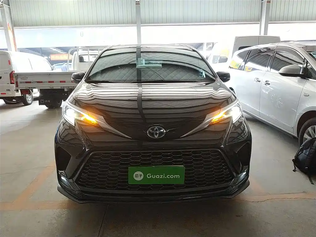 Granvia 2.5 L Hybrid Distinguished PLUS