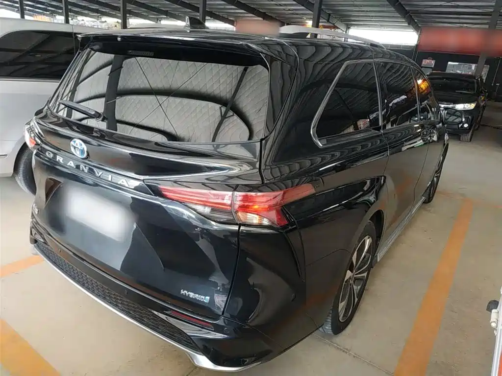 Granvia 2.5 L Hybrid Distinguished PLUS