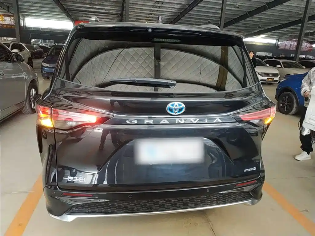 Granvia 2.5 L Hybrid Distinguished PLUS
