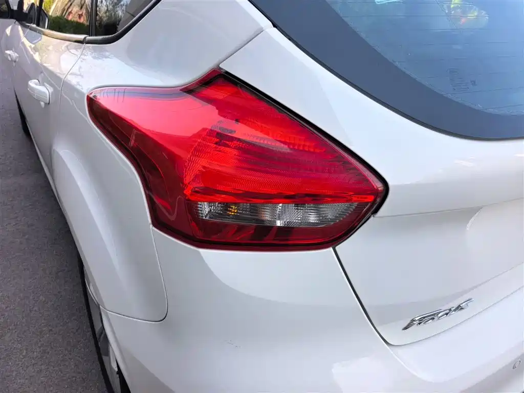 Focus Hatchback 1.6 L Auto Comfort Smart Travel
