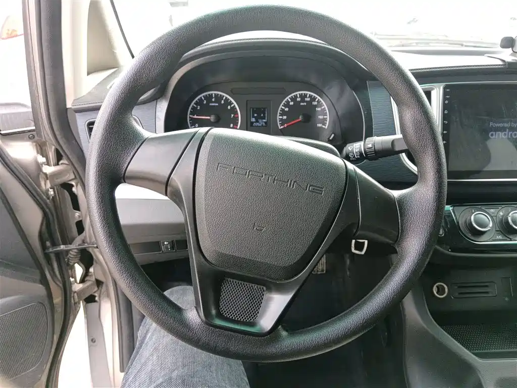 Lingzhi M5 L 1.6 L Basic 5-seat