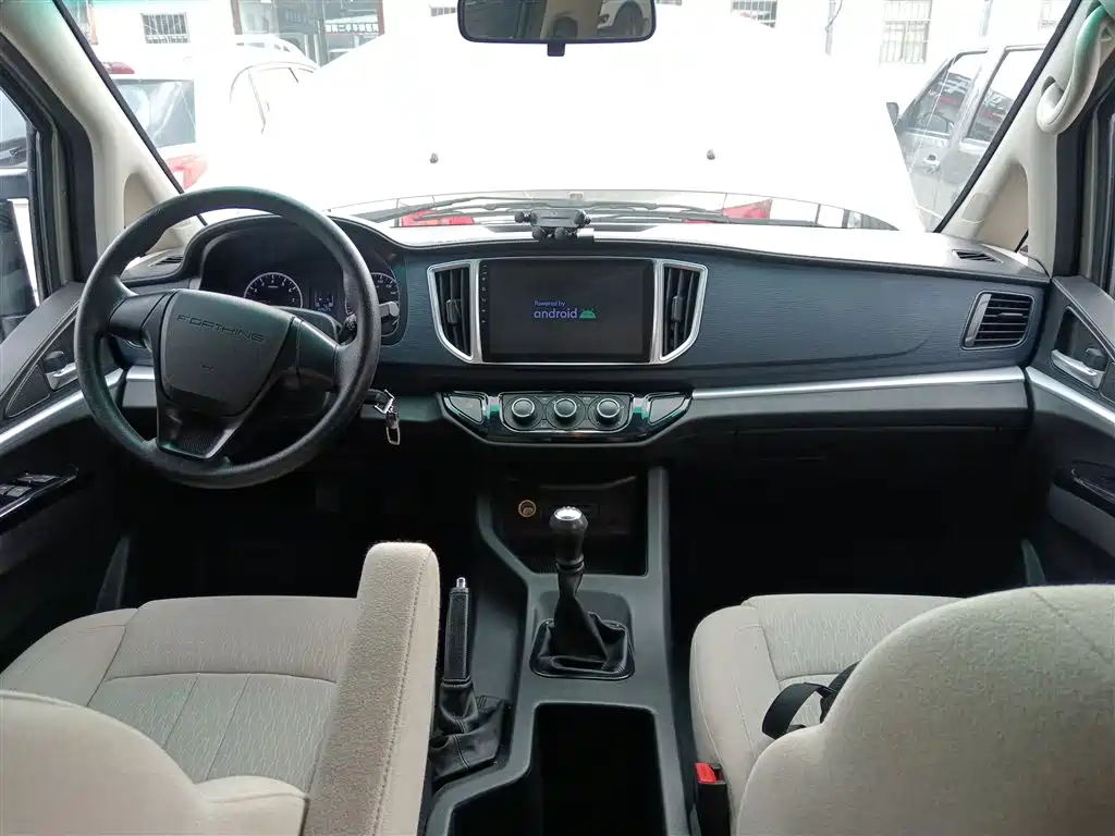 Lingzhi M5 L 1.6 L Basic 5-seat