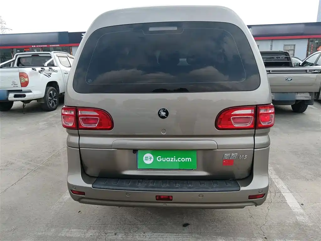 Lingzhi M5 L 1.6 L Basic 5-seat