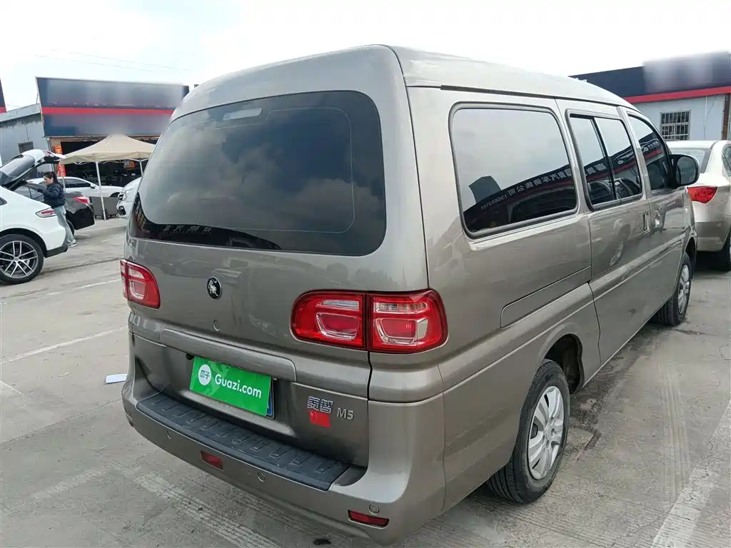 Lingzhi M5 L 1.6 L Basic 5-seat