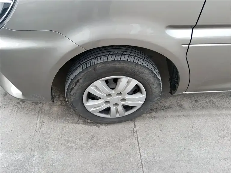 Dongfeng Lingzhi M5 L 1.6 L Basic 5-seat