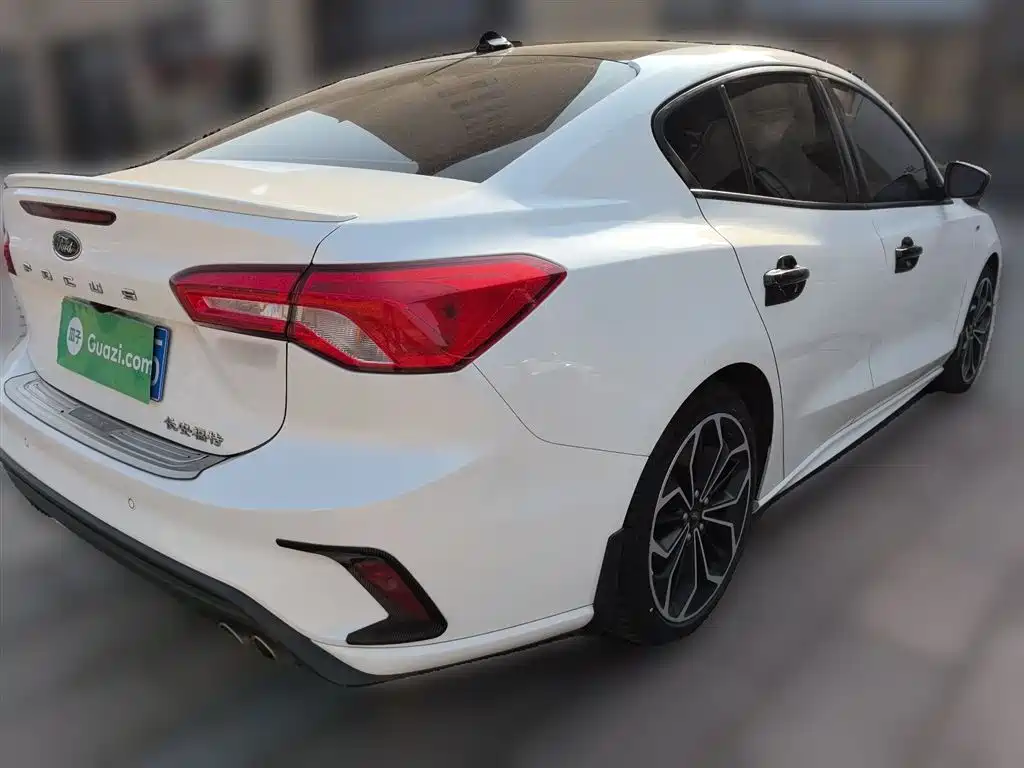Focus Sedan EcoBoost 180 Auto ST Line
