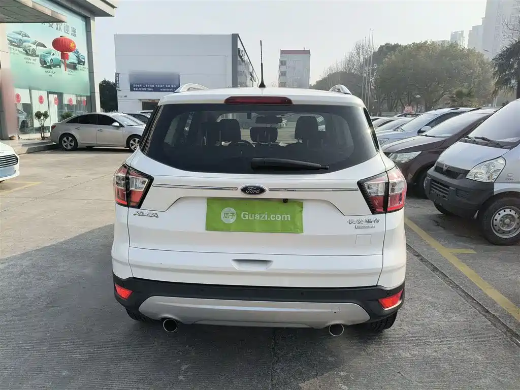 Kuga EcoBoost 180 2 WD Platinum Wing