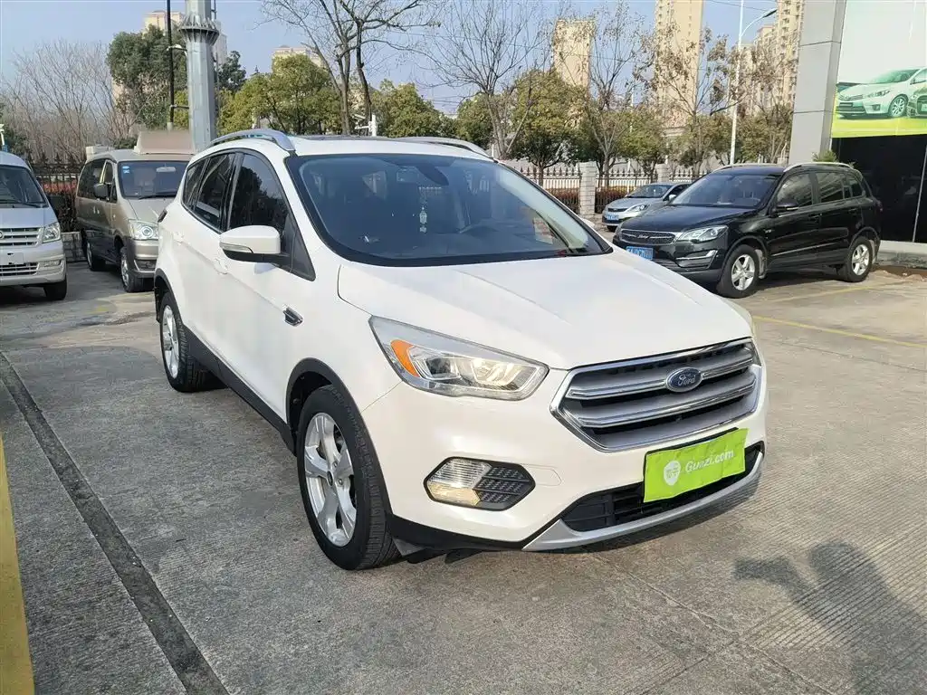 Kuga EcoBoost 180 2 WD Platinum Wing