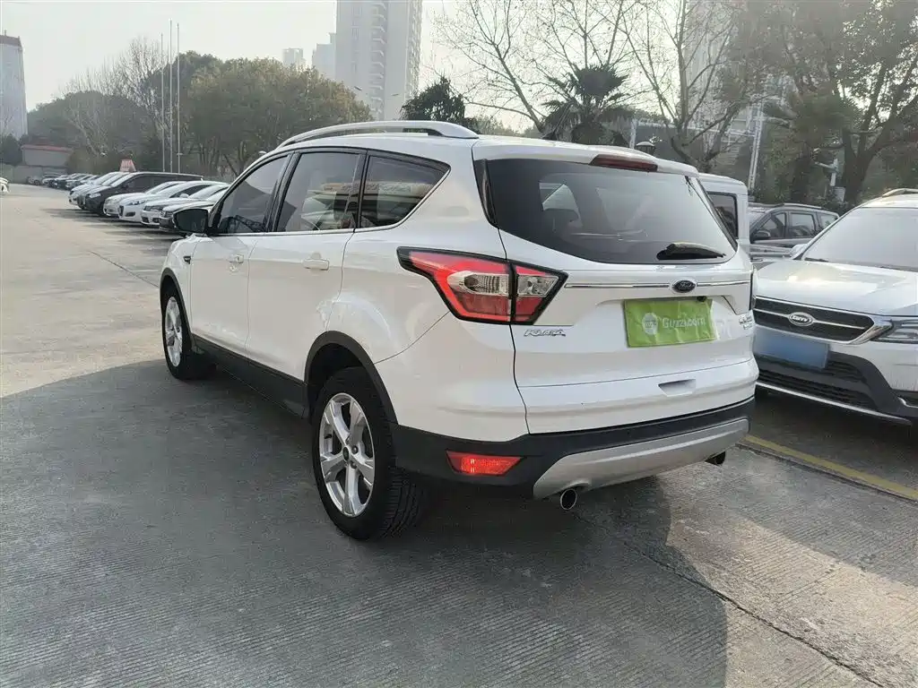 Kuga EcoBoost 180 2 WD Platinum Wing